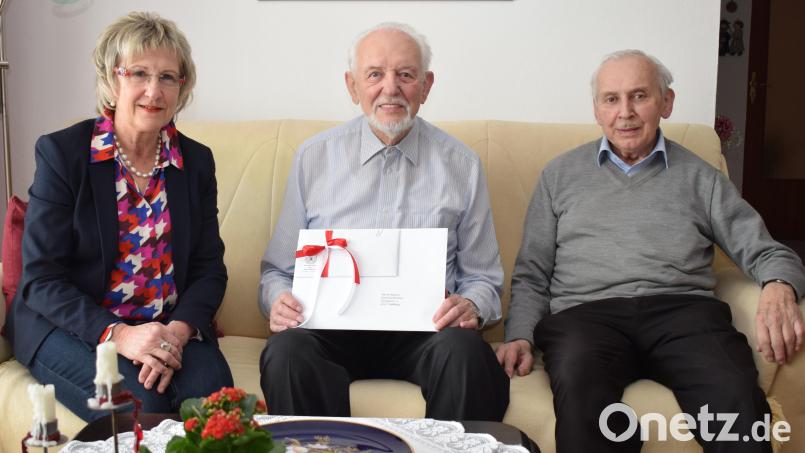 Gut aufgelegt und bei guter Gesundheit feierte Ruhestandpfarrer Gottfried Rottner (Mitte) seinen 85. Geburtstag. Zu den zahlreichen Gratulanten gehörten Zweite Bürgermeisterin Irene Ehmann und sein Bruder Rudolf. Bild: bnr