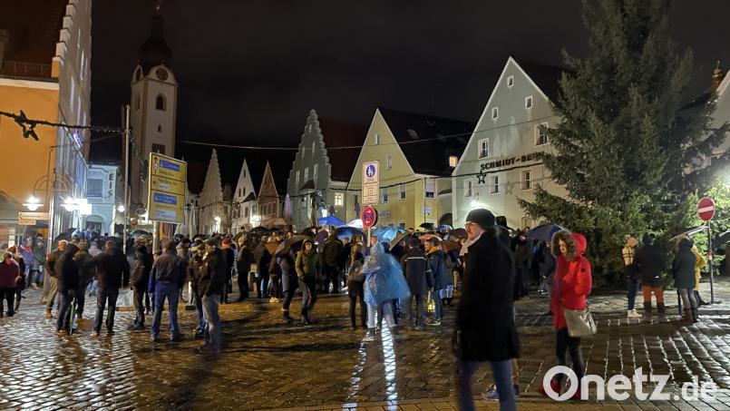 Anti-Impf-Demo in Schwandorf: Immer wieder finden am Marktplatz Mahnwachen gegen die Corona-Politik statt. Archivbild: jus