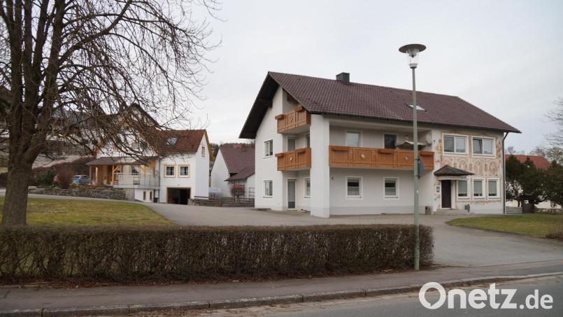 Die Parkflächen für das Gasthaus in Bach können auf diesem Areal erweitert werden. Bild: wel
