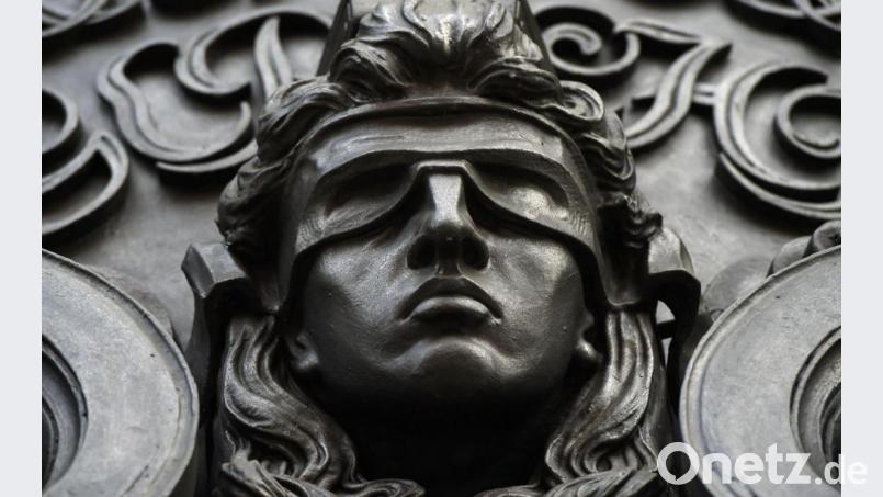 Eine Figur der blinden Justitia. Bild: Sonja Wurtscheid/dpa/Symbolbild