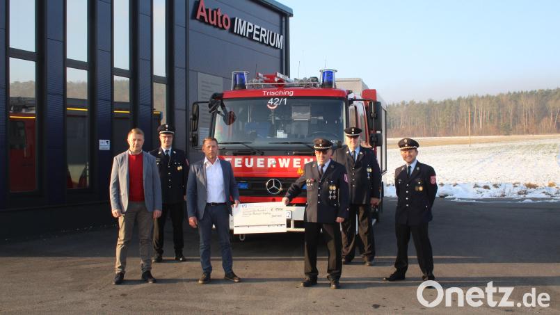 Die beiden Geschäftsführer von Auto Imperium, Andrej Melzer und Axel Dill (vorne, von links) übergaben die Spende an Kommandant Florian Heinrich (rechts), Vorsitzenden Manfred Wisgickl sowie zweiten Kommandanten Erich Amann und zweiten Vorsitzenden Thomas Plößl (hinten). Bild: ral