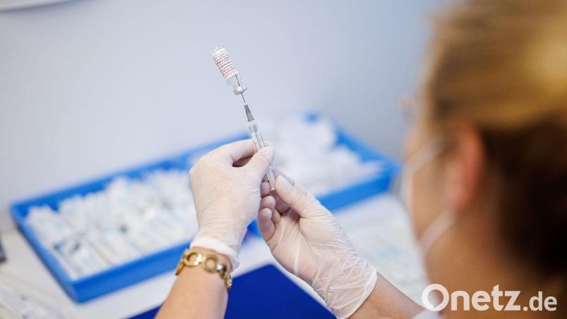 Eine Krankenschwester zieht den Impfstoff Nuvaxovid in eine Spritze auf. Bild: Matthias Balk/dpa