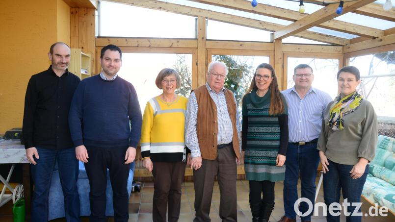 Bei der nachträglichen Geburtstagsrunde am Montag nehmen Ehefrau Elfriede und Tochter Christine den Jubilar Karl Ring in ihre Mitte. Roland Rauch (links) und Silvia Ippisch (rechts) gratulieren namens des CSU-Ortsverbandes. Bürgermeister Sebastian Hartl (Zweiter von links) überbringt Glückwünsche. Gerhard Kres (Zweiter von rechts) gratuliert seinem einstigen Lehrherrn. Bild: bey