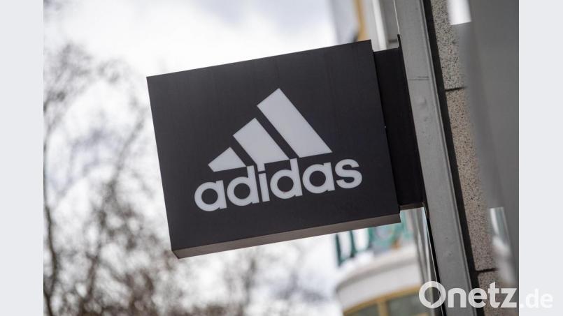 Das Adidas Logo ist zu sehen. Bild: Christophe Gateau/dpa/Archivbild