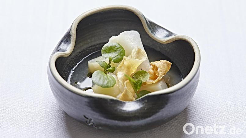 Es ist angerichtet: Variation von der Topinambur mit grünem Apfel im SoulFood in Auerbach. Das Restaurant hat seinen Stern behalten. Bild: Gert Krautbauer