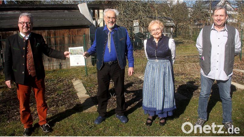 Anton Zahn (Zweiter von links) lebt seit 1963 in Wiesau. Zum 85. Geburtstag gratulierten Bürgermeister Toni Dutz (links) sowie (von rechts) Sohn Ronald und Anton Zahns Lebenspartnerin Maria Böhm. Bild: wro