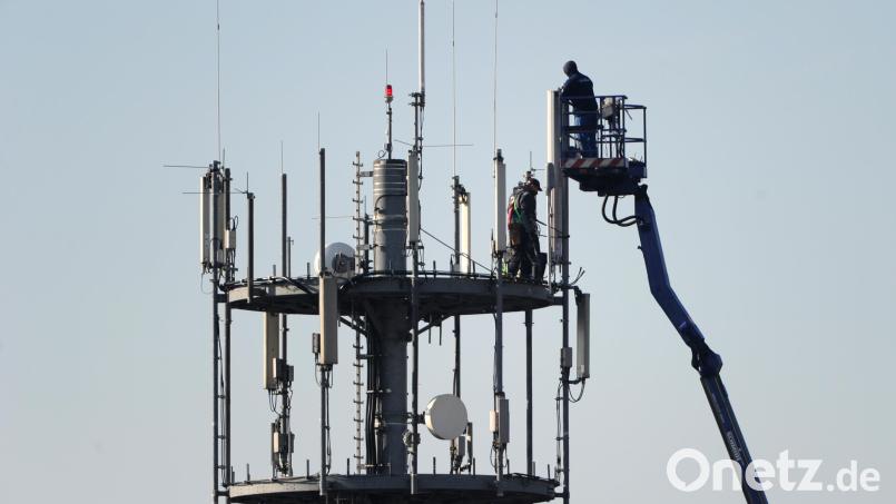 Einen Mobilfunkmast könnte die Stadt Waldsassen mit Hilfe einer 500 000-Euro-Förderung errichten. Jetzt hat der Stadtrat auf das Geld verzichtet – auch weil der Haushalt den zu schulternden Eigenanteil nicht hergibt. Symbolbild: Arne Dedert/dpa
