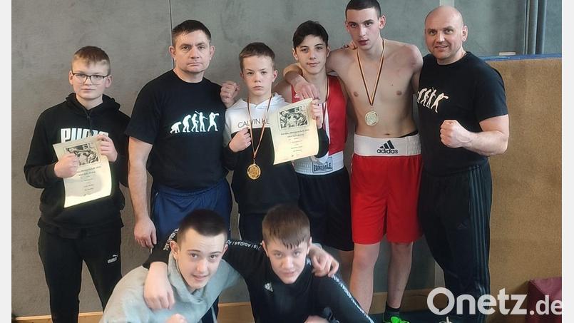 Die erfolgreichen Amberger Boxer (vorne von links): Eric Propp, Dietrich Hermann; hinten von links: Valentin Wassiljew, Co-Trainer Eduard Hermann, Xaver Hermann, Daniel Funk, Simon Khotenok, Trainer Ruslan Schönfeld. Bild: mzi