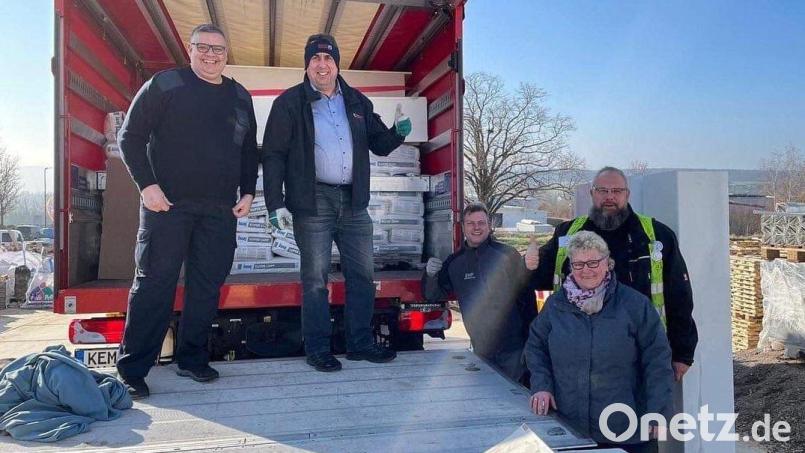 Grund zur Freude hatte nicht nur Herr Kaiser vom Baustoffzelt in Grafschaft bei Ahrweiler (rechts) über die Lieferung an Hilfsgütern aus Kemnath, welche Holger Pühl (Dritter von rechts) wieder organisierte. Ihn unterstützt bei der Hilfsaktion Regina Opel-Schlicht. Die Feuerwehr Kemnath unterstützte mit vier Maschinisten und dem Versorgungslastkraftwagen, welchen Günther Filbinger und Klaus Fiebig (von links) lenkten. Bild: mde