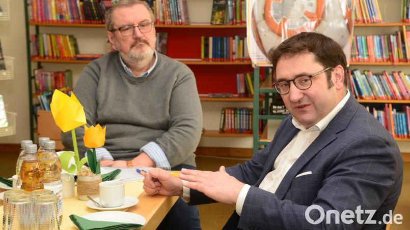 Rektor Gerhard Steiner (links) und Landtagsabgeordneter Tobias Gotthardt (Freie Wähler) hoben in Übereinstimmung die Bedeutung der Mittelschule hervor. Bild: bey