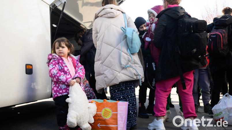 Flüchtling Nika (3) aus der Ukraine nach ihrer Ankunft in Deutschland Bild: Julian Stratenschulte/dpa