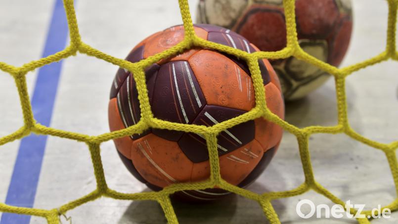 Zwei Handbälle liegen im Tor. Der HC Sulzbach erwartet am Donnerstagabend die HSG Nabburg/Schwarzenfeld zum Nachholspiel. Symbolbild: Hubert Ziegler
