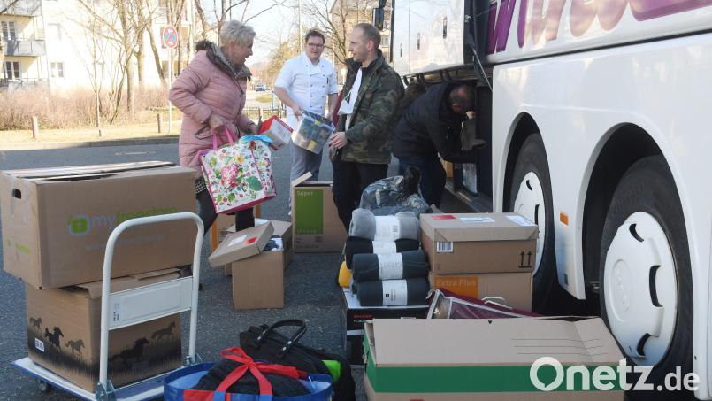 Die Hilfsbereitschaft der Menschen in Weiden für die Flüchtlinge aus der Ukraine ist groß. Bevor sich ein Bus in Weiden auf den Weg macht, helfen viele beim Einladen der Spenden. Bild: Gabi Schönberger