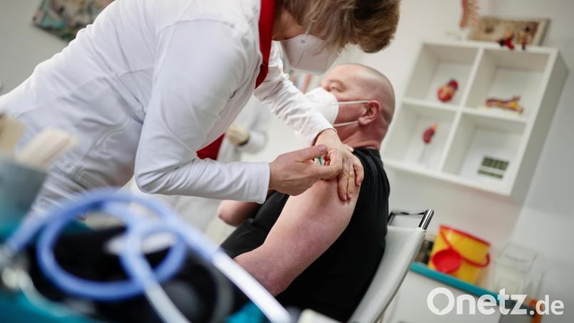 Das Coronavirus sorgt für eine angespannte Personalsituation in den Arztpraxen. Zwar sinkt die Zahl der Impfungen gegen das Virus kontinuierlich, doch infizierte Mitarbeiter und Ärzte führen zu Personalknappheit oder sogar ganz geschlossenen Praxen. Bild: Hannibal Hanschke/dpa