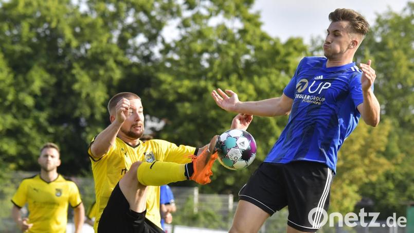 In der Hinrunde gewann die SpVgg SV Weiden (rechts Nico Argauer) mit 2:1 beim FC Amberg. Vor dem Rückspiel am Freitag, 11. März, haben die Schwarz-Blauen pandemiebedingt extreme Personalsorgen. Bild: Hubert Ziegler