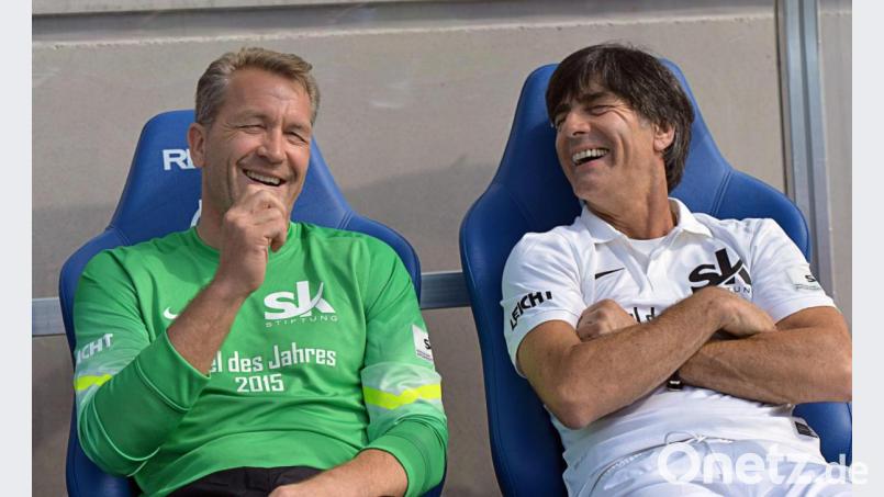 Andreas Köpke (l) und Joachim Löw unterhalten sich im Gazi-Stadion in Stuttgart. Bild: dpa/Archivbild