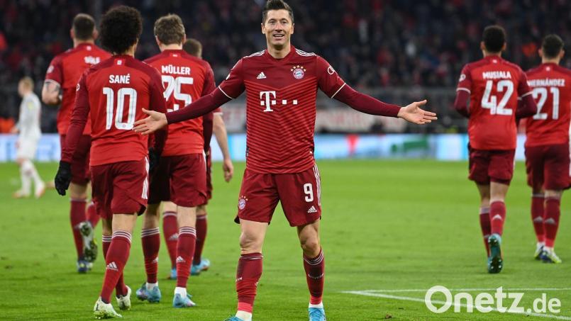 Robert Lewandowski bejubelt bejubelt sein Tor zum 3:0. Bild: Sven Hoppe/dpa