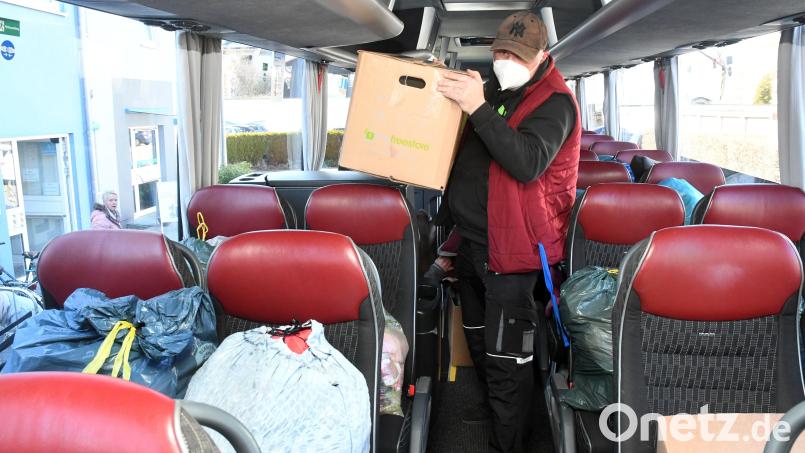 Rand voll bepackt war der Bus von Gottfried Bruhnke und Alfred Arnold, als sie sich auf den Weg in die Ukraine machen. Auf dem Rückweg sollen auf den Sitzen Flüchtlinge Platz nehmen. Bild: Gabi Schönberger