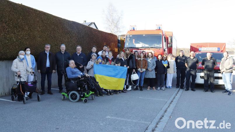 .Auf dem Lehrer-Parkplatz der Realschule gab es für den Hilfstransport den Reisesegen und Abschiedsworte. Mit dabei waren auch die ukrainischen Mitarbeiter des Seniorenzentrums ProCurand sowie einige Flüchtlinge, die dort kurzfristig Aufnahme gefunden haben. Bild: mfh