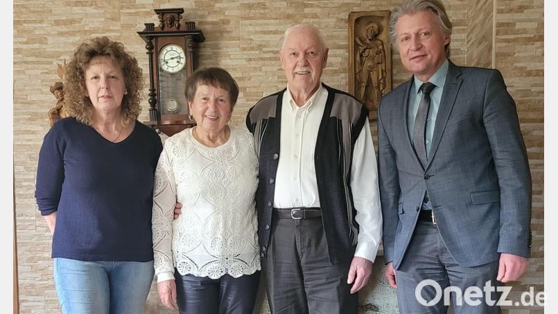 Bürgermeister Lothar Müller (rechts) beglückwünschte Annemarie und Rudi Schnurer (Mitte) zu ihrem 60-jährigen Ehejubiläum. Mit dabei war auch Tochter Monika. Bild: flt