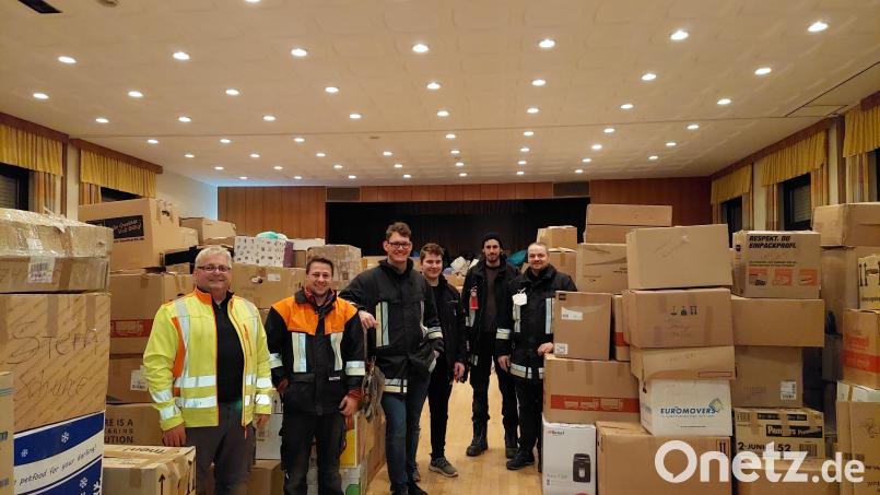 Mehrfach Mitglieder der Lintacher Feuerwehr in Wackersdorf. Zum einen, um die Lintacher Spenden in die Zentrallager der Pfarrkirche St. Stephanus zu transportieren, zum anderen zum Beladen des Konvois. Bild: Claudia Wagner/exb