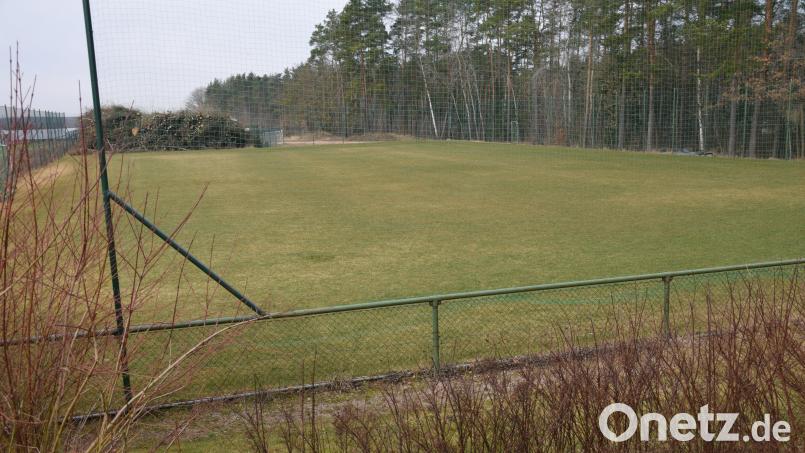 Im hinteren Bereich des Jugendplatzes bei den Erzweg-Stub´m will die Spielvereinigung Ebermannsdorf eine Eisstockbahn bauen. Der Gemeinderat stimmt dem Vorhaben zu. Bild: bö