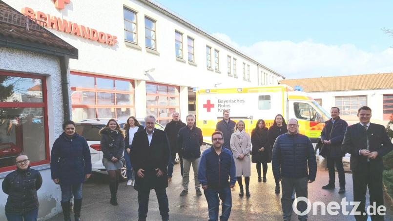 Kreisgeschäftsführer Otto Josef Langenhan (vorne links) lebt und betont den Teamgedanken und hat für den Foto-Termin zu seiner Pandemie-Bilanz die Mannschaft der Kreisgeschäftsstelle zusammengeholt. „Alle ziehen an einem Strang- und das schlägt sich auch in den Zahlen nieder“, meint Landrat und BRK-Kreisvorsitzender Thomas Ebeling (rechts). Bild: Frank Betthausen, BRK/exb