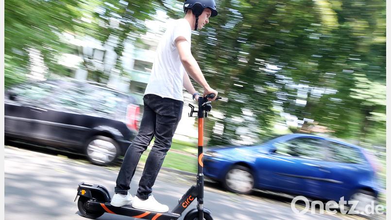 Ein Scooter-Fahrer (Symbolbild) wurde in Burglengenfeld gestoppt, weil er er ohne Versicherungsschutz unterwegs war. Bild: Roland Weihrauch/dpa