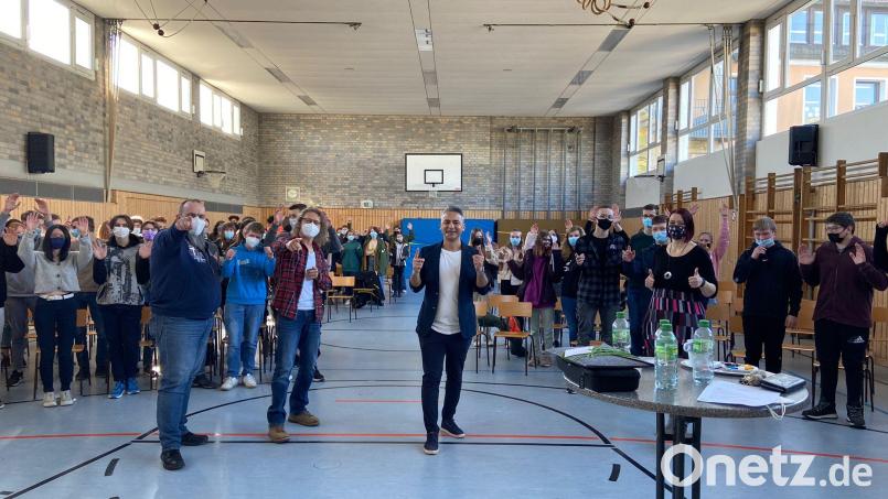 &quot;Niemals aufgeben, jetzt erst recht&quot;, skandierten die Schüler zum Ende des Motivationsprogrammes gestenreich zusammen mit Jugendcoach Osman Citir (Mitte), Elternbeiratsvorsitzendem Jürgen Göppl, &quot;Domml&quot; von den &quot;Troglauer Buam&quot; (von links) als den &quot;Schule-ohne-Rassismus&quot;-Paten sowie MGS-Konrektorin Nicole Gleißner (Dritte von rechts). Bild: rn