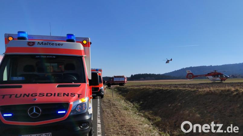 Mit der Feuerwehr wurden auch vier Rettungswägen, ein Notarzt, zwei Rettungshubschrauber und der Einsatzleiter Rettungsdienst alarmiert. Bild: Feuerwehr Landkreis Cham