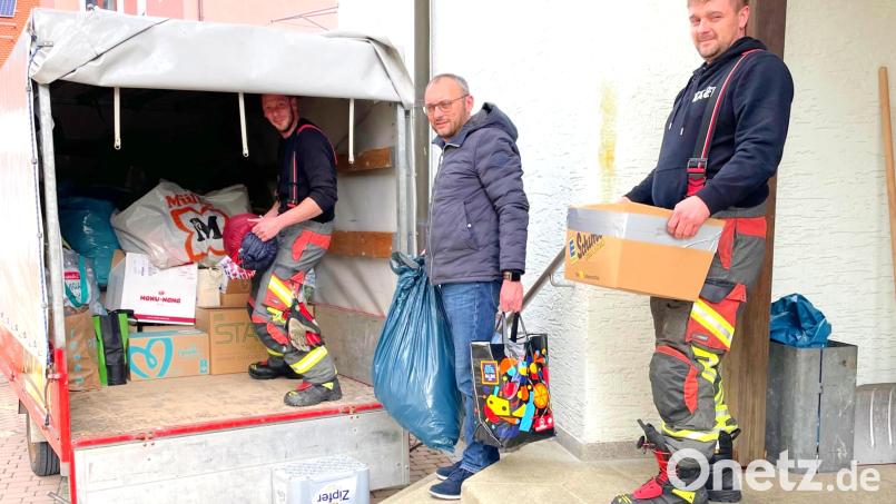 Beim Beladen des ersten Anhängers mit Hilfsgütern unterstützte Bürgermeister Markus Bauriedl (Mitte) die Waidhauser Feuerwehr um Tobias Maure (links) und Markus Mösbauer (rechts). Bild: fjo