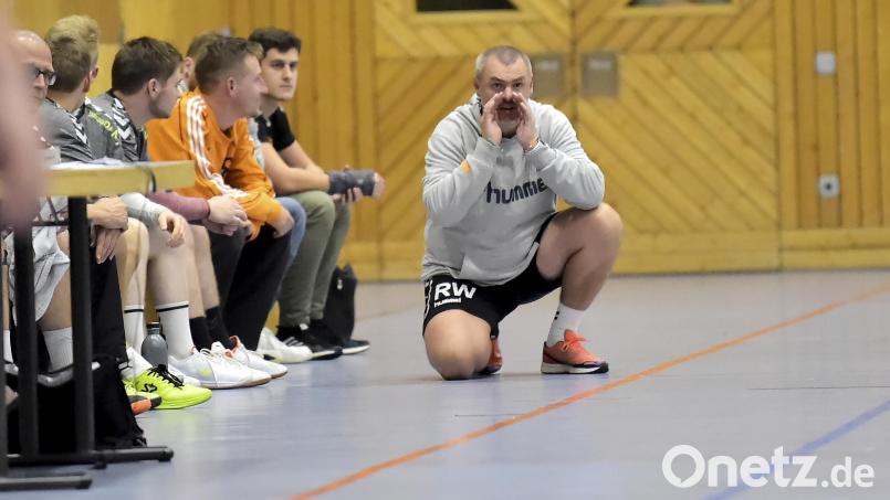 Ambergs Trainer Roman Will (rechts) hofft auf einen Sieg seiner Mannschaft in Neutraubling. Archivbild: Hubert Ziegler