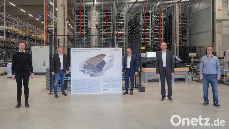 Das neue hochautomatisierte Logistikzentrum von Siemens Healthineers Kemnath weihten (von links) IGZ-Projektleiter Robert Bauer, IGZ-Geschäftsführer Christian Mattes sowie seitens Siemens Standortleiter Michael Braunreuther, der Kaufmännische Leiter Bernhard Rupprecht und Projektleiter Achim Hanke ein. Bild: IGZ/exb
