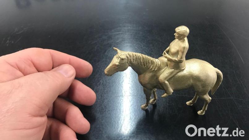 Das Miniatur-Reiterstandbild-Unikat von Wilhelm Koch ist zwischenzeitlich bei Angela Merkel in Berlin eingetroffen. Bild: Wilhelm Koch/exb