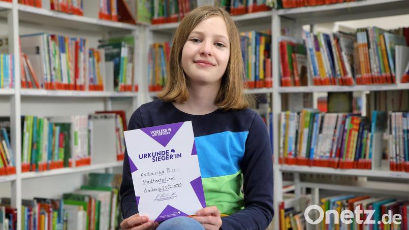 So sehen Sieger aus: Den Stadtentscheid im Vorlesewettbewerb aller Amberger Schulen gewann Katharina Papp vom Dr.-Johanna-Decker-Gymnasium. Bild: Wolfgang Steinbacher