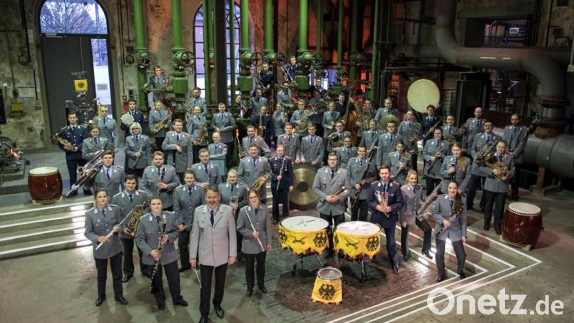 Das Ausbildungsmusikkorps der Bundeswehr in großer sinfonischer Blasorchesterbesetzung unter Leitung von Oberstleutnant Professor Micheal Euler präsentiert sich am 2. April in der Nordgauhalle. Bild: Bundeswehr / Leusmann