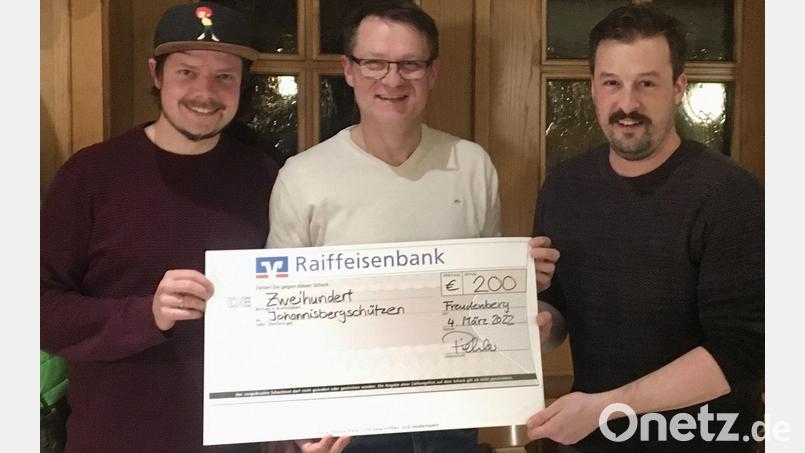 Anschubfinanzierung für den neuen Freudenberger Verein (von links) übergeben: Kassier Matthias Schlegl, HKV-Vorsitzender Uli Piehler und Schützenvereinsvorsitzender Martin Albrecht. Bild: gri