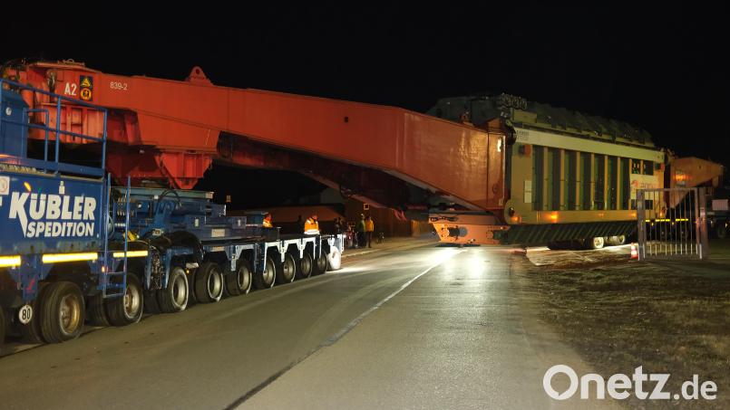 Beim Verlassen des Müllkraftwerksgeländes bekam das 54 Meter lange Gefährt gerade mal die Kurve. Bild: Hirsch