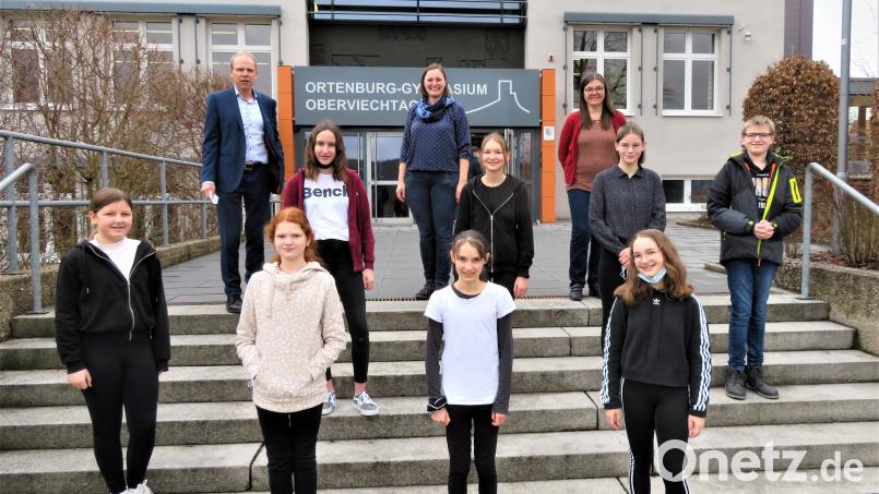 Erleichterung herrschte bei den Jungforschern nach der Präsentation ihrer experimentellen Untersuchungen. Anerkennung kam von Schulleiter Ludwig Pfeiffer (hinten links) und den betreuenden Lehrerinnen Andrea Klug und Paula Deml. Bild: lg