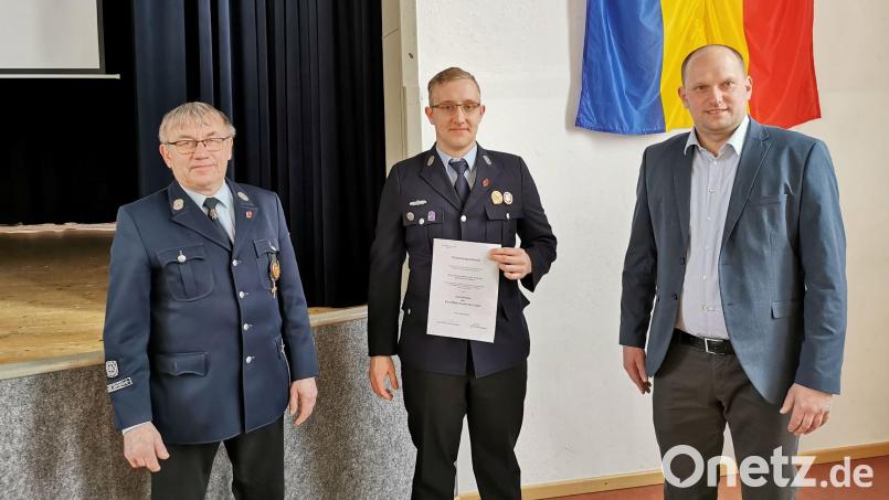 Nach der Aushändigung der Beförderungsurkunde im Beisein von 2. Bürgermeister Thomas Kleber an Löschmeister Christian Mösbauer verabschiedete sich Kommandant Josef Kleber (links) von der Feuerwehrmannschaft. Bild: gz