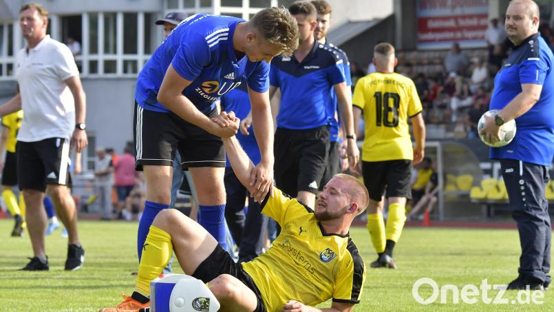 Mit 1:2 verlor der FC Amberg das Hinspiel gegen die SpVgg SV Weiden. Nach dem Spiel eine freundschaftliche Geste: Dem frustrierten Amberger Linksverteidiger Lennard Müller hilft Weidens Torjäger Nico Argauer wieder auf die Beine. Archivbild: Hubert Ziegler