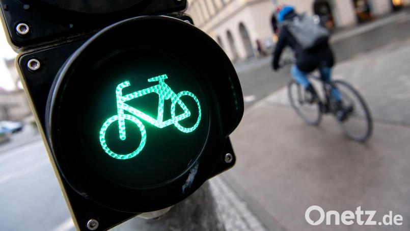 Eine Ampel für Fahrradfahrer steht in der Innenstadt an einer Kreuzung auf Grün. Die bayerische Radoffensive soll unter anderem gemeindeverbindende Radwege fördern. Bild: Sven Hoppe