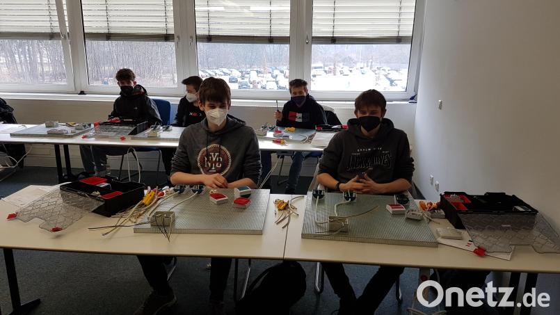 Viele praktische Erfahrungen konnten die Realschüler im Überbetrieblichen Bildungszentrum in Weiherhammer sammeln. Bild: jzk