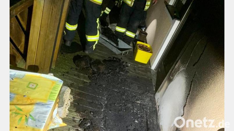 Nochmals glimpflich ging der Schwelbrand auf dem Balkon eines Gasthauses in Kürmreuth aus. Bild: lei