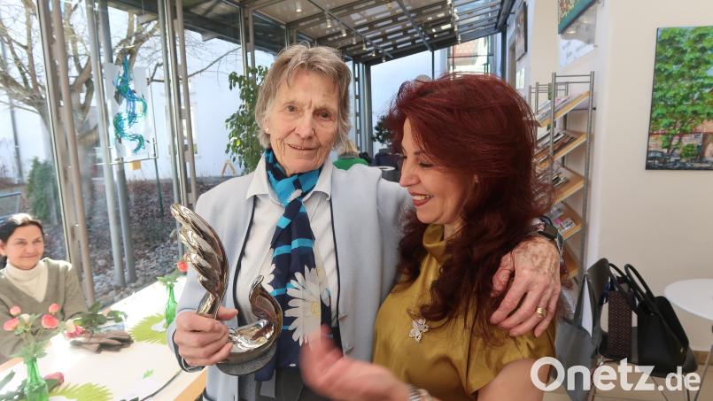 Das Internationale Drama-Institut ohne Grenzen unter Vorsitz von Dalal Makari-Pausch (rechts) verabschiedete Gisela von dem Bongart mit einer Ehrenurkunde. Bild: Kunz