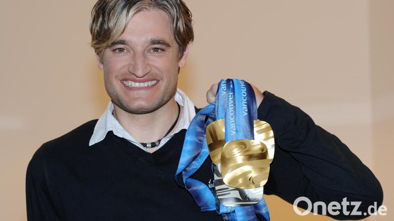 Gerd Schönfelder zeigt seine Goldmedaillen. 16 Siege bei Paralympics hat der Kulmainer auf dem Konto - Rekord. Nun kann ein Kanadier mit dem Kulmainer gleichziehen. Bild: Angelika Warmuth