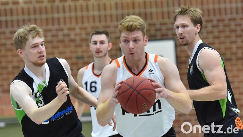 Gute Nachrichten für die Neustädter Regio-Basketballer: Jakob Sailer (am Ball) kehrt wieder in den Kader zurück. Alex Pöss (dahinter) fehlt dagegen weiter. Bild: A. Schwarzmeier