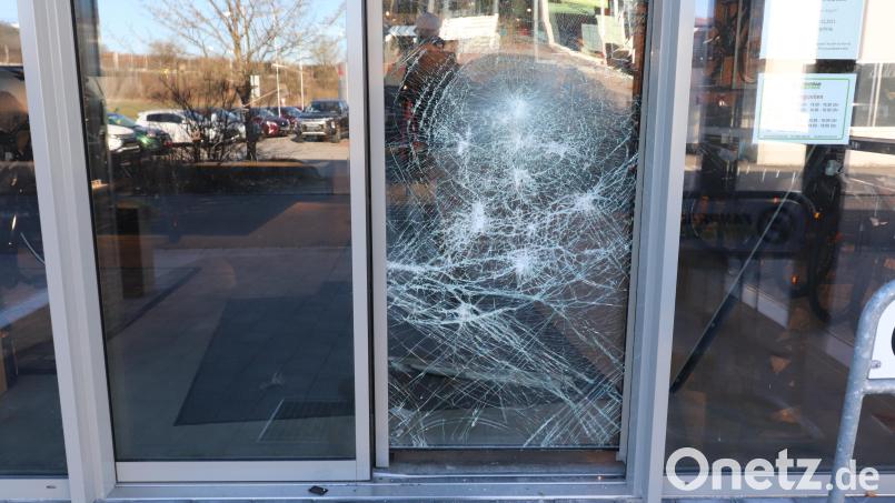 Bei einem Einbruch in ein Fahrradgeschäft wurden E-Bikes gestohlen. Das Bild zeigt die mit einem großen Stein eingeworfene Eingangstür. Bild: exb/Polizei