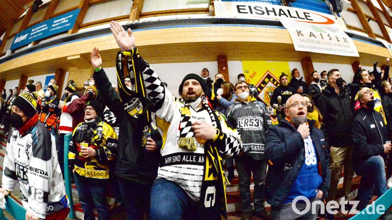 Da jubeln die Fans des ERSC Amberg. Am Freitag könnten sie so richtig abfeiern, wenn die Löwen die Play-offs perfekt machen. Archivbild: Andreas Brückmann