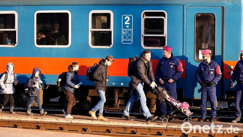 Immer mehr Menschen aus der Ukraine fliehen in andere Länder. In Ansbach kursiert nun ein gefälschtes Schreiben zur Aufnahme der Geflüchteten. Bild: Darko Vojinovic/AP/dpa